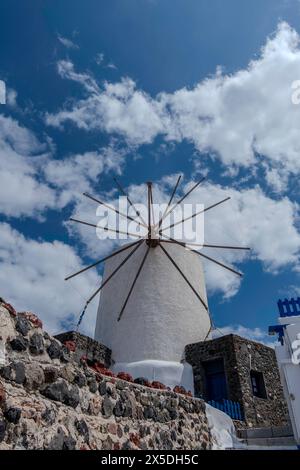 Santorini, Grecia, 5 maggio 2024. Oia, Vista del villaggio con il mulino a vento Foto Stock