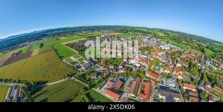 Vista aerea di Feldkirchen-Westerham vicino a Rosenheim nella valle di Mangfall Foto Stock