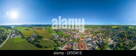 Vista aerea di Feldkirchen-Westerham vicino a Rosenheim nella valle di Mangfall Foto Stock