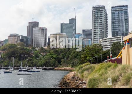 Sydney in Australia: Passeggiata lungo il lungomare di Lavender Bay verso Luna Park Foto Stock