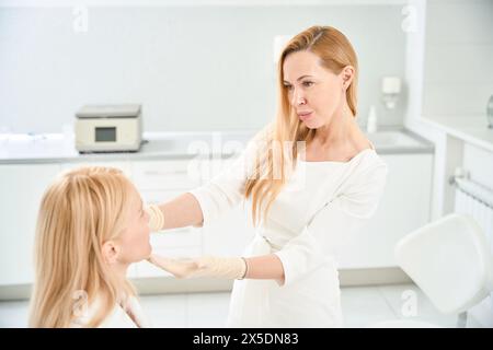 Giovane donna che frequenta cosmetica qualificata, che prende consulenze Foto Stock