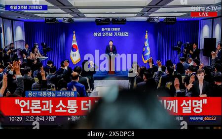 Seoul, Corea del Sud. 9 maggio 2024. Una trasmissione televisiva di Yonhapnews 24 ore su 24 alla stazione ferroviaria di Yongsan a Seoul mostra in diretta il presidente Yoon Suk Yeol risponde alle domande dei giornalisti durante una conferenza stampa in occasione del secondo anniversario della sua presidenza nell'ufficio presidenziale. Credito: SOPA Images Limited/Alamy Live News Foto Stock