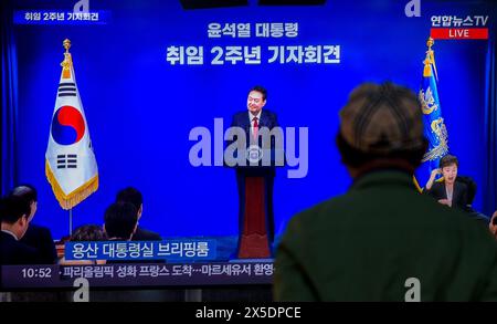 Seoul, Corea del Sud. 9 maggio 2024. Una trasmissione televisiva di Yonhapnews 24 ore su 24 alla stazione ferroviaria di Yongsan a Seoul mostra in diretta il presidente Yoon Suk Yeol risponde alle domande dei giornalisti durante una conferenza stampa in occasione del secondo anniversario della sua presidenza nell'ufficio presidenziale. Credito: SOPA Images Limited/Alamy Live News Foto Stock