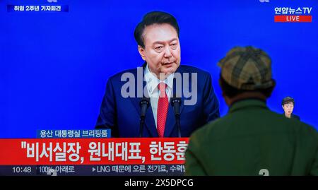 Seoul, Corea del Sud. 9 maggio 2024. Una trasmissione televisiva di Yonhapnews 24 ore su 24 alla stazione ferroviaria di Yongsan a Seoul mostra in diretta il presidente Yoon Suk Yeol risponde alle domande dei giornalisti durante una conferenza stampa in occasione del secondo anniversario della sua presidenza nell'ufficio presidenziale. Credito: SOPA Images Limited/Alamy Live News Foto Stock