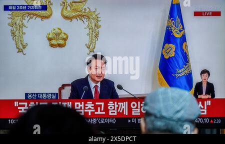 Seoul, Corea del Sud. 9 maggio 2024. Una trasmissione televisiva di Yonhapnews 24 ore su 24 alla stazione ferroviaria di Yongsan a Seoul mostra in diretta il discorso del presidente Yoon Suk Yeol alla nazione in occasione del secondo anniversario della sua presidenza nell'ufficio presidenziale. Credito: SOPA Images Limited/Alamy Live News Foto Stock