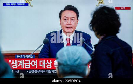 Seoul, Corea del Sud. 9 maggio 2024. Una trasmissione televisiva di Yonhapnews 24 ore su 24 alla stazione ferroviaria di Yongsan a Seoul mostra in diretta il discorso del presidente Yoon Suk Yeol alla nazione in occasione del secondo anniversario della sua presidenza nell'ufficio presidenziale. (Foto di Kim Jae-Hwan/SOPA Images/Sipa USA) credito: SIPA USA/Alamy Live News Foto Stock