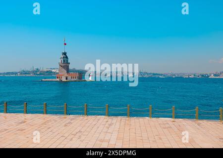 Torre della Vergine, alias Kiz Kulesi, e paesaggio urbano di Istanbul di giorno. Viaggio a Istanbul foto di sfondo. Foto Stock