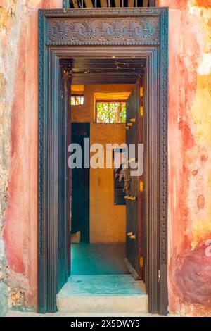 Vecchie porte tra le rovine di Fort Jesus a Mombasa, Kenya Foto Stock