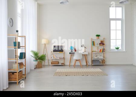 Grande camera per bambini con scrivania, scaffali, lavagna, piante, libri, giocattoli e tappeti Foto Stock