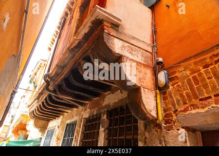 Venezia, Italia - 2 aprile 2022: Tipica architettura palaziale veneziana a Venezia, Italia. Foto Stock