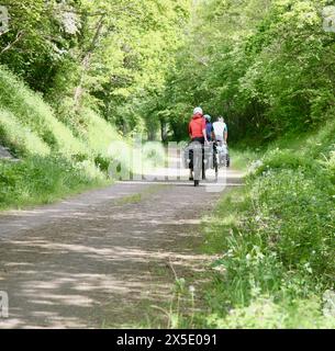 Vista dei ciclisti sulla pista ciclabile Veloscenica Parigi-Mont-Saint-Michel, Barenton, Normandia, Francia, Europa nella primavera del 2024 Foto Stock