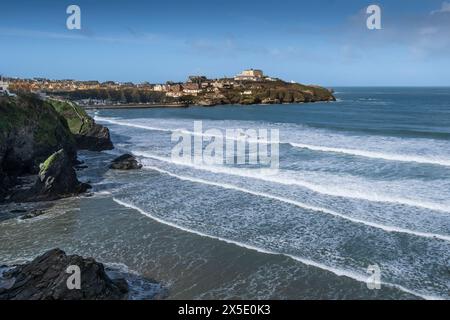 L'iconica vista di Newquay Bay verso il prominente Atlantic Hotel sulla costa di Newquay in Cornovaglia nel Regno Unito. Foto Stock