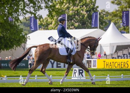 Badminton, Regno Unito. 9 maggio 2024. Zara Tindall completa il suo Dressage test alle Mars Badminton Horse Trials, osservata da suo padre, il capitano Mark Phillips, quattro volte vincitore del prestigioso evento. Zara Riding Her Horse Class Affair ha completato il test con un punteggio accreditabile di 63,70 crediti: David Betteridge/Alamy Live News Foto Stock