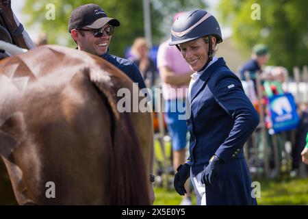 Badminton, Regno Unito. 9 maggio 2024. Zara Tindall completa il suo Dressage test alle Mars Badminton Horse Trials, osservata da suo padre, il capitano Mark Phillips, quattro volte vincitore del prestigioso evento. Zara Riding Her Horse Class Affair ha completato il test con un punteggio accreditabile di 63,70 crediti: David Betteridge/Alamy Live News Foto Stock