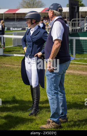 Badminton, Regno Unito. 9 maggio 2024. Zara Tindall completa il suo Dressage test alle Mars Badminton Horse Trials, osservata da suo padre, il capitano Mark Phillips, quattro volte vincitore del prestigioso evento. Zara Riding Her Horse Class Affair ha completato il test con un punteggio accreditabile di 63,70 crediti: David Betteridge/Alamy Live News Foto Stock