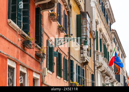 Venezia, Italia - 2 aprile 2022: Tipica architettura palaziale veneziana a Venezia, Italia. Foto Stock