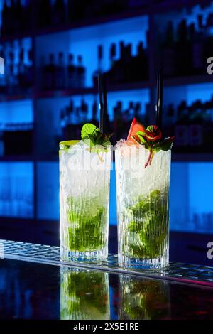 Cocktail Mojito a base di rum, menta e lime sul bancone di un nightclub Foto Stock