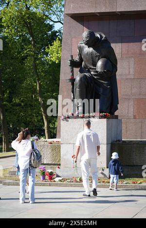 2024-05-09, Berlino, das Sowjetische Ehrenmal a Treptow. Gedenken an das Ende des 2. Weltkrieg vor 79 Jahren. *** 2024 05 09,Berlino,il memoriale sovietico a Treptow che commemora la fine della seconda guerra mondiale 79 anni fa Foto Stock