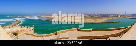 Vista panoramica del fiume Bou Regreg e della città di sale, dalla Kasbah degli Udayas, a Rabat, Marocco Foto Stock