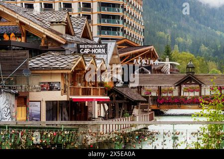 Chamonix Monte Bianco, Francia - 4 Ottobre 2019: Street e il ponte in legno e decorate con fiori colorati, le Alpi francesi Foto Stock