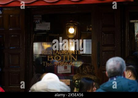 Madrid, Spagna. 11 febbraio 2024 - gruppo di persone all'esterno del ristorante Botin. Foto Stock