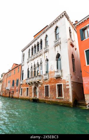 Venezia, Italia - 2 aprile 2022: Tipica architettura palaziale veneziana a Venezia, Italia. Foto Stock