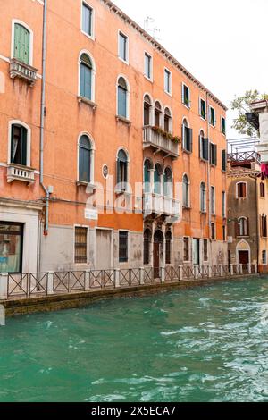 Venezia, Italia - 2 aprile 2022: Tipica architettura palaziale veneziana a Venezia, Italia. Foto Stock