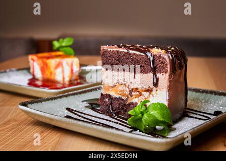 Fetta di torta Snickers con arachidi, cioccolato e caramello Foto Stock