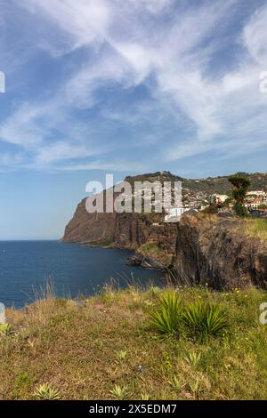 Vista di Cabo Girao vista da Camara de Lobos, Isole di Madeira, Portogallo Foto Stock