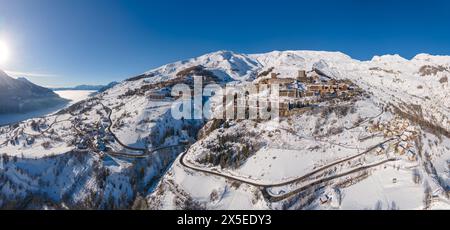 Stazione sciistica di Orcieres-Merlette in inverno (vista aerea) con vista sulla vetta del monte Drouvet. Inverno nella Valle del Champsaur. Hautes-Alpes, Alpi francesi, Francia Foto Stock