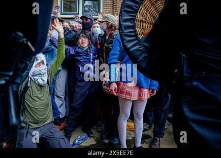 Amsterdam, Paesi Bassi. 8 maggio 2024. Manifestanti visti circondati dalla polizia all'università durante lo sfratto. Gli studenti pro-Palestina occuparono l'Università di Amsterdam (UVA). Le consultazioni tra gli studenti e il Consiglio di amministrazione dell'UVA non hanno portato a nulla, dopo di che è seguito lo sfratto della polizia. Credito: SOPA Images Limited/Alamy Live News Foto Stock