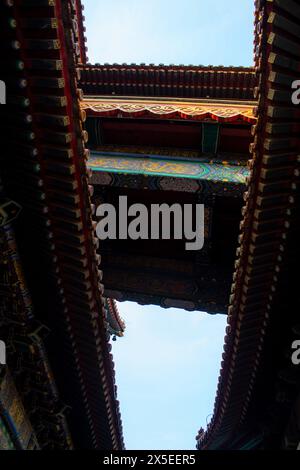 Primo piano sui dettagli del tetto del Lamasery di Yonghegong, il Lamasery di Yonghe è il più grande tempio tibetano buddista dei lama a Pechino, costruito nel 1694. Foto Stock