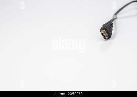 Connettore del cavo HDMI isolato su sfondo bianco. Foto Stock