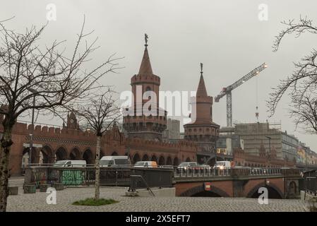 Berlino, Germania - 19 dicembre 2023 - Ponte Oberbaumbrücke o Oberbaum sul fiume Sprea a Berlino. Portici orientali, uno dei ponti più importanti del mondo Foto Stock