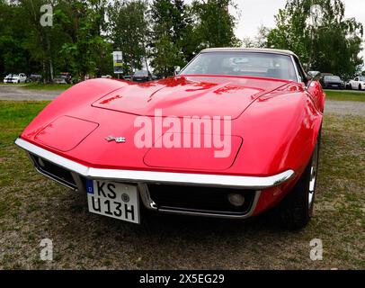 Eging am SEE, Germania. 8 maggio 2024. La Chevrolet Corvette (C3) fu prodotta dal 1968 al 1982. Una tradizionale mostra di oldtimers americani ha iniziato a lavorare nel complesso ricreativo Pullman City nella città di Eging-am-SEE, in Germania. Tradizionalmente, gli appassionati di auto provenienti da Germania, Austria e Svizzera partecipano a questo spettacolo. Quest'anno, una rara auto americana dall'Ucraina è stata presentata per la prima volta. Credito: SOPA Images Limited/Alamy Live News Foto Stock