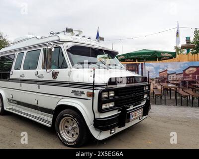 Eging am SEE, Germania. 8 maggio 2024. Chevrolet Chevy VAN G20, 1975. La Chevrolet Van e la GMC G sono veicoli commerciali leggeri prodotti dalla General Motors, dal 1964 al 1996. Una tradizionale mostra di oldtimers americani ha iniziato a lavorare nel complesso ricreativo Pullman City nella città di Eging-am-SEE, in Germania. Tradizionalmente, gli appassionati di auto provenienti da Germania, Austria e Svizzera partecipano a questo spettacolo. Quest'anno, una rara auto americana dall'Ucraina è stata presentata per la prima volta. Credito: SOPA Images Limited/Alamy Live News Foto Stock