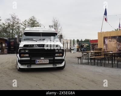 Eging am SEE, Germania. 8 maggio 2024. Chevrolet Chevy VAN G20, 1975. La Chevrolet Van e la GMC G sono veicoli commerciali leggeri prodotti dalla General Motors, dal 1964 al 1996. Una tradizionale mostra di oldtimers americani ha iniziato a lavorare nel complesso ricreativo Pullman City nella città di Eging-am-SEE, in Germania. Tradizionalmente, gli appassionati di auto provenienti da Germania, Austria e Svizzera partecipano a questo spettacolo. Quest'anno, una rara auto americana dall'Ucraina è stata presentata per la prima volta. Credito: SOPA Images Limited/Alamy Live News Foto Stock