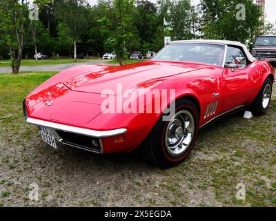 Eging am SEE, Germania. 8 maggio 2024. La Chevrolet Corvette (C3) fu prodotta dal 1968 al 1982. Una tradizionale mostra di oldtimers americani ha iniziato a lavorare nel complesso ricreativo Pullman City nella città di Eging-am-SEE, in Germania. Tradizionalmente, gli appassionati di auto provenienti da Germania, Austria e Svizzera partecipano a questo spettacolo. Quest'anno, una rara auto americana dall'Ucraina è stata presentata per la prima volta. (Foto di Igor Golovniov/SOPA Images/Sipa USA) credito: SIPA USA/Alamy Live News Foto Stock