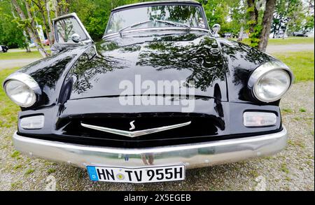 Eging am SEE, Germania. 8 maggio 2024. Presidente della Studebaker nera del 1955. La Studebaker President fu il primo modello automobilistico prodotto dalla Studebaker Corporation. Una tradizionale mostra di oldtimers americani ha iniziato a lavorare nel complesso ricreativo Pullman City nella città di Eging-am-SEE, in Germania. Tradizionalmente, gli appassionati di auto provenienti da Germania, Austria e Svizzera partecipano a questo spettacolo. Quest'anno, una rara auto americana dall'Ucraina è stata presentata per la prima volta. (Foto di Igor Golovniov/SOPA Images/Sipa USA) credito: SIPA USA/Alamy Live News Foto Stock