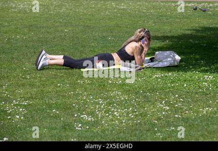 Londra, Regno Unito. 9 maggio 2024. I turisti del Regno Unito e i lavoratori degli uffici si godono il sole di maggio al St. James's Park credito: Richard Lincoln/Alamy Live News Foto Stock