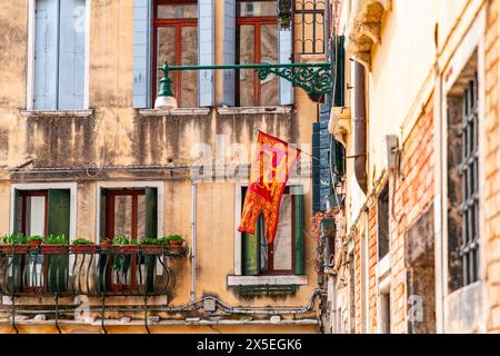 Venezia, Italia - 2 aprile 2022: Tipica architettura palaziale veneziana a Venezia, Italia. Foto Stock