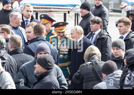 Mosca, Russia. 9 maggio 2024. Il presidente russo Vladimir Putin parla con il ministro della difesa russo Sergei Shoigu dopo la parata militare del giorno della Vittoria, che segna il 79° anniversario della vittoria sovietica nella grande Guerra Patriottica, termine russo per la seconda guerra mondiale, sulla Piazza Rossa a Mosca, in Russia, 9 maggio 2024. Crediti: Bai Xueqi/Xinhua/Alamy Live News Foto Stock