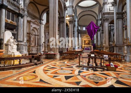 Venezia, Italia - 2 aprile 2022: Vista interna dalla Chiesa di San Salvador al campo San Salvador a Venezia, Italia Foto Stock