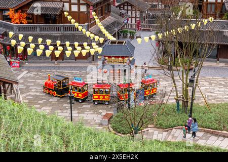 CHONGQING, CINA - 06 GENNAIO 2022 : treno turistico nella città vecchia di Ciqikou, Chongqing Foto Stock