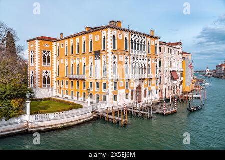 Venezia, Italia - 2 aprile 2022: Tipica architettura palaziale veneziana a Venezia, Italia. Foto Stock