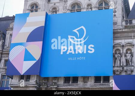 Parigi, Francia. 9 maggio 2024. La facciata dell'Hotel de Ville (Municipio) è decorata con loghi per i Giochi Olimpici. Parigi ospiterà le Olimpiadi estive 2024, della XXXIII Olimpiade che si terranno dal 26 luglio all'11 agosto. Crediti: amer ghazzal/Alamy Live News Foto Stock