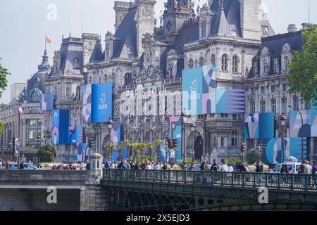 Parigi, Francia. 9 maggio 2024. La facciata dell'Hotel de Ville (Municipio) è decorata con loghi per i Giochi Olimpici. Parigi ospiterà le Olimpiadi estive 2024, della XXXIII Olimpiade che si terranno dal 26 luglio all'11 agosto. Crediti: amer ghazzal/Alamy Live News Foto Stock