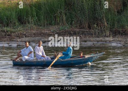 Gli egiziani locali pescano sul fiume Nilo in Egitto. Vengono utilizzate piccole imbarcazioni a remi da cui vengono gettate le reti e poi rimesse a punto. Foto Stock