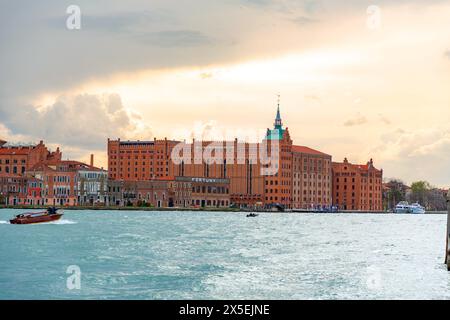 Venezia, Italia - 2 aprile 2022: Il Molino Stucky è un edificio neogotico a Venezia, all'estremità occidentale dell'isola della Giudecca, vicino all'antico borgo F. Foto Stock