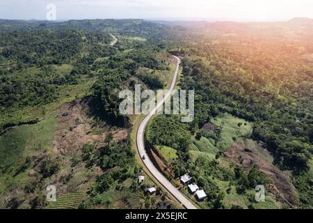 Camioncino che guida su strada di montagna vista aerea con droni nelle giornate di sole Foto Stock